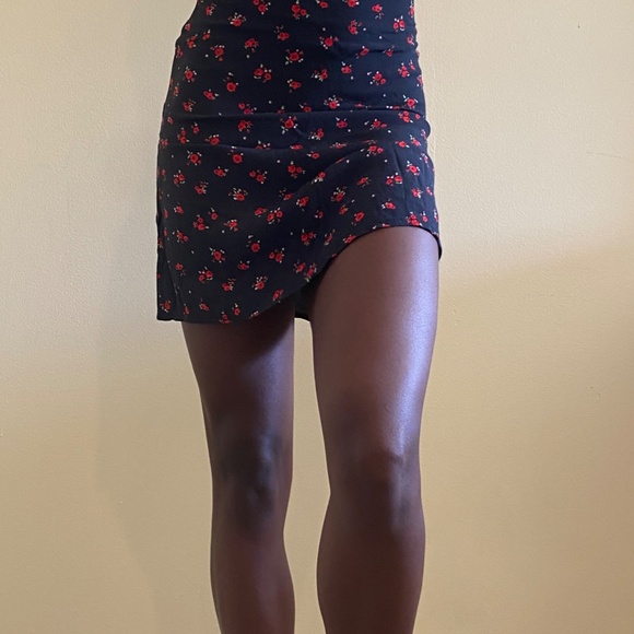 BRANDY MELVILLE BALCK SKIRT WITH ROSES - Picture 1 of 4